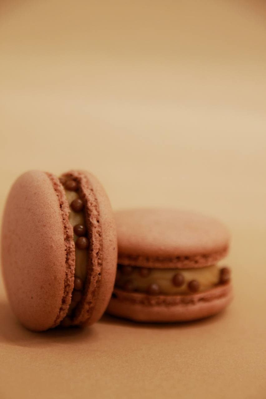 Макарон с соленой карамелью
